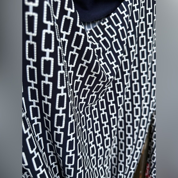 Long sleeve Blue and White Patterned dress with belt - Picture 4 of 7